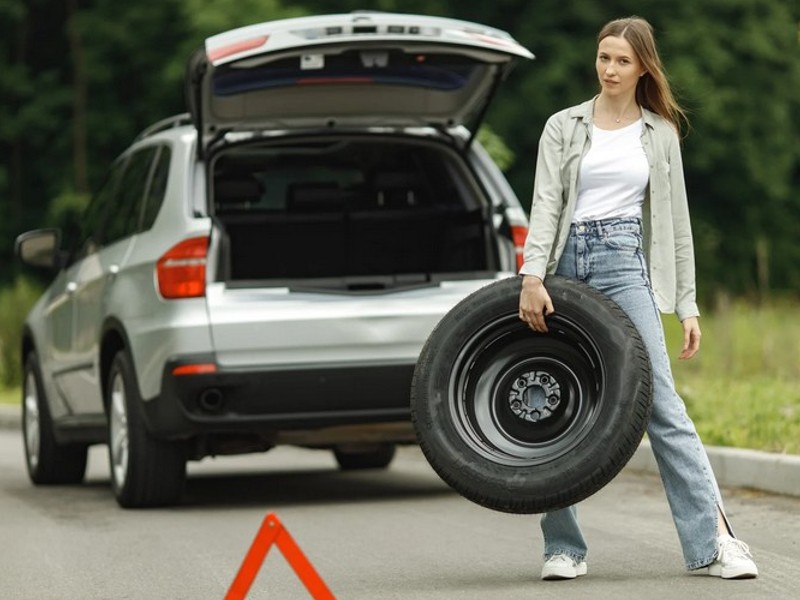 obvezna oprema za avto trikotnik rezervna guma